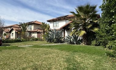 Casa en Arriendo en Avenida Laguna Nº 3051