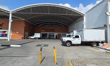Local / espacio comercial en excelente ubicación frente al poliforum