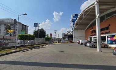 Local / espacio comercial en excelente ubicación frente al poliforum