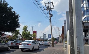 Local / espacio comercial en excelente ubicación frente al poliforum