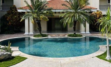 Jungle Oasis minutes from the Beach