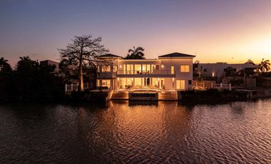 Casa junto al Lago en Residencial Lagos del Sol de Cancún