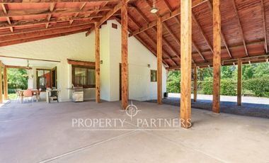 Parcela con Dos Casas en Condominio Consolidado: Espacio, Privacidad y Gran Plusvalía.