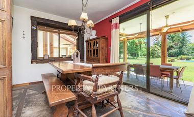 Parcela con Dos Casas en Condominio Consolidado: Espacio, Privacidad y Gran Plusvalía.