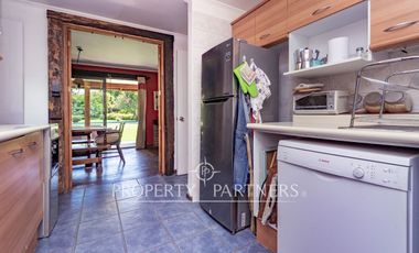 Parcela con Dos Casas en Condominio Consolidado: Espacio, Privacidad y Gran Plusvalía.