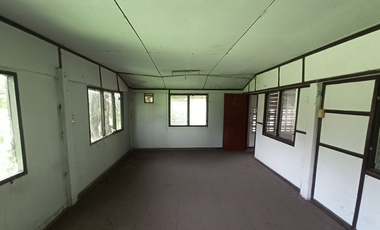 Two one-story detached houses for sale, Bo Ploi, Kanchanaburi, good location, next to the main road. Nearby areas are low to medium density residentia