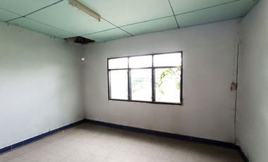 Two one-story detached houses for sale, Bo Ploi, Kanchanaburi, good location, next to the main road. Nearby areas are low to medium density residentia