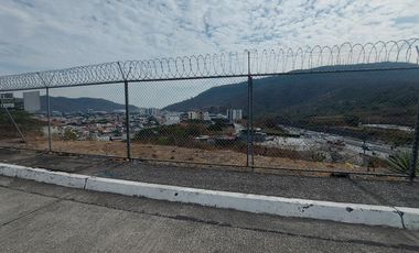Se vende terreno bifamiliar con linda vista en sector medio