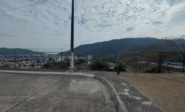 Se vende terreno bifamiliar con linda vista en sector medio