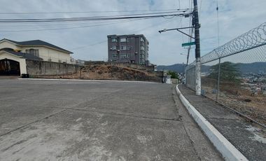 Se vende terreno bifamiliar con linda vista en sector medio