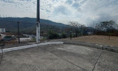 Se vende terreno bifamiliar con linda vista en sector medio