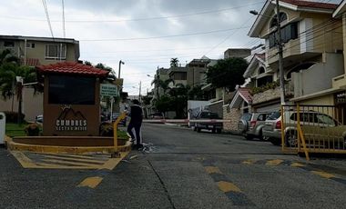 Se vende terreno bifamiliar con linda vista en sector medio
