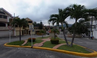 Se vende terreno bifamiliar con linda vista en sector medio