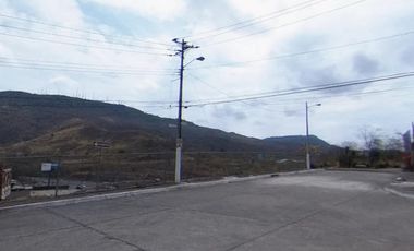 Se vende terreno bifamiliar con linda vista en sector medio