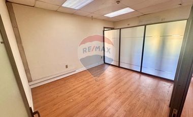 Se arrienda amplia oficina en centro Stgo