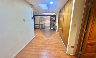Se arrienda amplia oficina en centro Stgo
