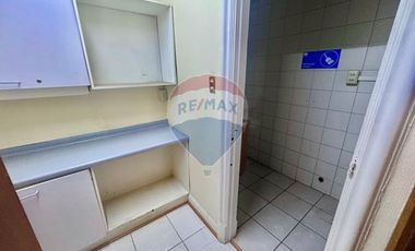 Se arrienda amplia oficina en centro Stgo