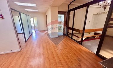 Se arrienda amplia oficina en centro Stgo
