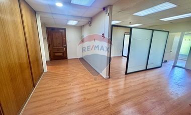 Se arrienda amplia oficina en centro Stgo