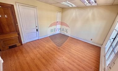 Se arrienda amplia oficina en centro Stgo