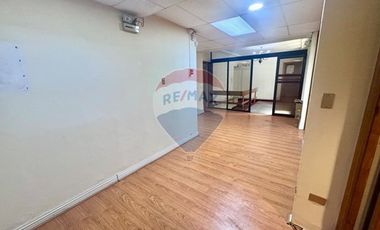 Se arrienda amplia oficina en centro Stgo
