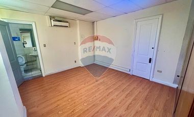 Se arrienda amplia oficina en centro Stgo