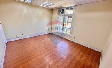 Se arrienda amplia oficina en centro Stgo