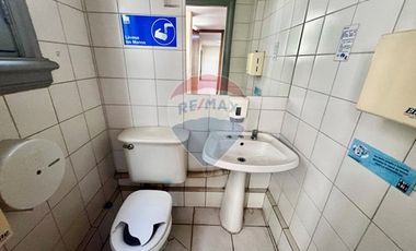 Se arrienda amplia oficina en centro Stgo