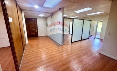 Se arrienda amplia oficina en centro Stgo