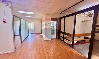 Se arrienda amplia oficina en centro Stgo