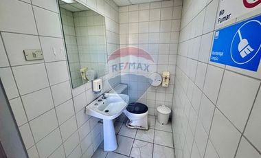 Se arrienda amplia oficina en centro Stgo