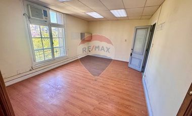 Se arrienda amplia oficina en centro Stgo