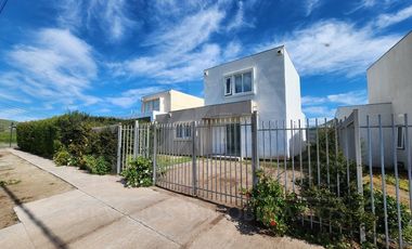 Casa En Venta En El Manzano Tiltil, 3d+3b Y 2e, Condominio Seguro