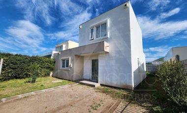 Casa En Venta En El Manzano Tiltil, 3d+3b Y 2e, Condominio Seguro