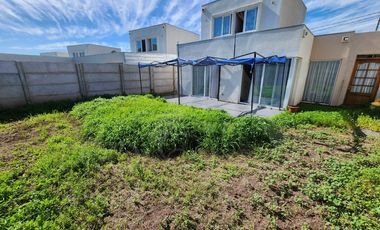 Casa En Venta En El Manzano Tiltil, 3d+3b Y 2e, Condominio Seguro