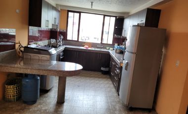 Casa Rentera en Venta con Local Comercial. Ambato