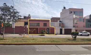 Casa 215 M2, Con Licencia Para Atención Al Publico, Av Alejandro Bertello, Limite Con Pueblo Libre