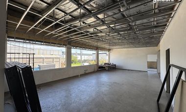 Galpón 2.100 m² de nave + 550 m² de oficinas