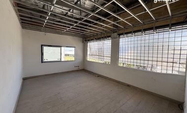 Galpón 2.100 m² de nave + 550 m² de oficinas