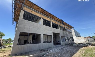 Galpón 2.100 m² de nave + 550 m² de oficinas