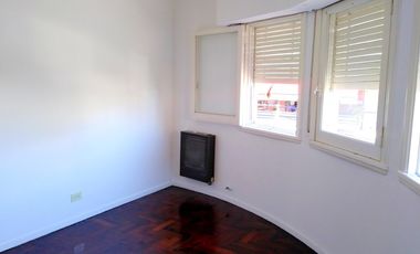 Deparmento 4 amb primer piso por escalera en plena zona comercial de Alvear Martinez. Muy luminoso!