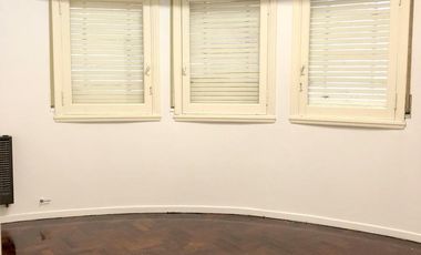 Deparmento 4 amb primer piso por escalera en plena zona comercial de Alvear Martinez. Muy luminoso!