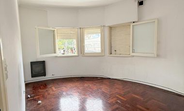 Deparmento 4 amb primer piso por escalera en plena zona comercial de Alvear Martinez. Muy luminoso!