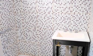 Deparmento 4 amb primer piso por escalera en plena zona comercial de Alvear Martinez. Muy luminoso!