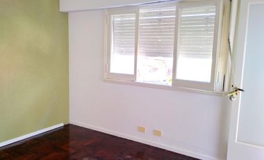 Deparmento 4 amb primer piso por escalera en plena zona comercial de Alvear Martinez. Muy luminoso!