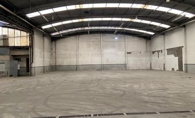 Alquiler Excelente Deposito de 1840 mts sobre Av. Calchaqui - Quilmes con ingreso para camion