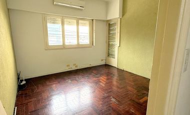 PH 4 amb primer piso por escalera en plena zona comercial de Alvear Martinez. Muy luminoso!