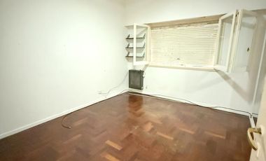 PH 4 amb primer piso por escalera en plena zona comercial de Alvear Martinez. Muy luminoso!