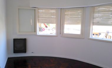 PH 4 amb primer piso por escalera en plena zona comercial de Alvear Martinez. Muy luminoso!