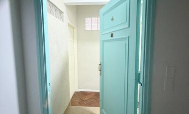 PH 4 amb primer piso por escalera en plena zona comercial de Alvear Martinez. Muy luminoso!